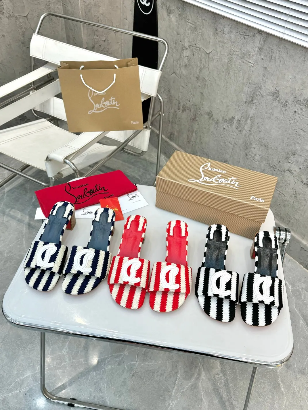 👟👟Ex-factory price 400👟👟 Genuine leather base +40 Top version Purchasing level ⚡③ colors to choose from. Introducing Christian Louboutin (CL) logo design, the latest catwalk style of red-soled shoes 💥abbreviated as CL red-soled shoes T-stage catwalk style👠a fresh breeze with a touch of nobility, perfect on the feet💃elegant and crystal clear, all accessories, materials and patterns are all customized 1:1 with the original version, zero distance from the original version 1⃣Upper: knitted material + unique logo 2⃣Inner: sheepskin 3⃣Outsole: Original one-to-one molded anti-slip two-color outsole with logo 4⃣🔺Original packaging 5⃣Number of yards: 35-42 (refundable or exchangeable if ordering 42)